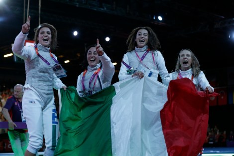 Il quartetto azzurro - da sinistra Errigo, Salvatori, Di Francisca e Vezzali - festeggia dopo aver vinto l'oro olimpico nel fioretto a squadre femminile (AP Photo/Pat Semansky)