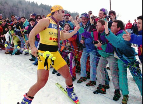 19 marzo 1995: Alberto Tomba ha vinto la Coppa del Mondo Generale e festeggia così alle finali di Bormio (AP Photo/Alessandro Trovati)