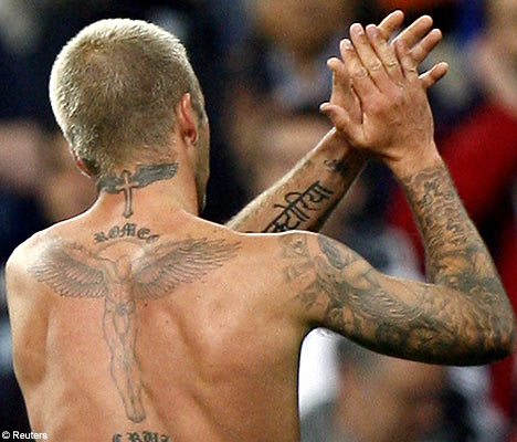 Schiena e braccia di David Beckham, il baronetto del calcio inglese, sono ricoperte di tatuaggi (foto Reuters)