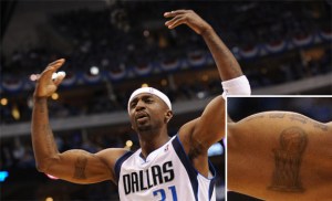 Jason Terry e il dettaglio del suo tattoo del Larry O'Brien Trophy (Foto Ronald Martinez/Getty Images)