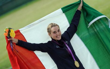 L'emiliana Jessica Rossi con il tricolore festeggia l'oro nella fossa olimpica (4 agosto 2012).