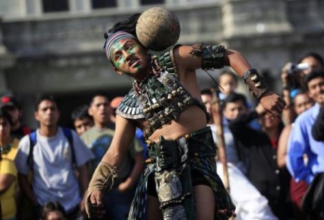 Un giocatore in abiti Maya in una recente ricostruzione storica a Guatemala City (Foto Repubblica)