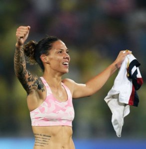 Un'esultanza di Natasha Kai, la più tatuata della Nazionale Usa di calcio (Foto Lars Baron Getty Images)