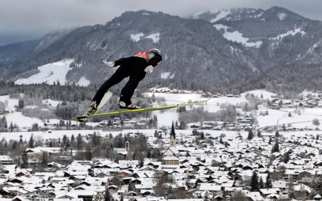 Gregor Schlierenzauer impegnato a Oberstdorf nella prima tappa della Tournée dei Quattro Trampolini (AP Photo/Matthias Schrader)