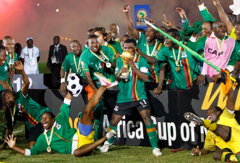12 febbraio 2012: Christopher Katongo, capitano dello Zambia, solleva la Coppa d'Africa dopo l'incredibile vittoria ai rigori contro la favoritissima Costa d'Avorio