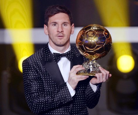 Leo Messi posa con il suo quarto Pallone d'Oro consecutivo (AP Photo/Keystone, Walter Bieri)