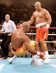 Sabato 5 novembre 1994: stavolta i pantaloni rossi portano bene a Foreman che ha 45 anni torna campione del mondo dei pesi massimo stendendo Michael Moorer (AP Photo/Douglas C. Pizac)
