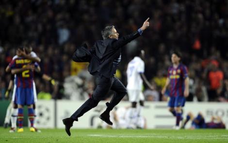José Mourinho in una delle sue immagini più note, durante la sua corsa al Camp Nou per celebrare il passaggio in finale di Champions League con l'Inter il 28 aprile del 2010 (Photo Getty Images)