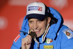 Manfred Moelgg posa con il bronzo vinto in gigante (AP Photo/Luca Bruno)