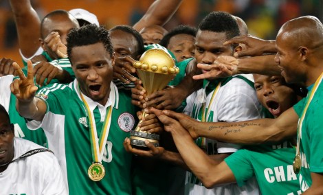 Il centrocampista del Chelsea John Obi Mikel (sinistra) festeggia con il trofeo della Coppa d'Africa dopo la vittoria per 1-0 in finale sul Burkina Faso (AP Photo/Rebecca Blackwell)
