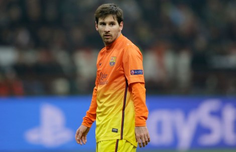 Leo Messi sconsolato durante l'andata degli ottavi di Champions League a S.Siro contro il Milan. Resterà a secco, come sua abitudine contro le squadre italiane. (AP Photo/Luca Bruno)