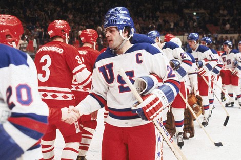 Mike Eruzione stringe la mano agli atleti sovietici prima dell'inizio della gara del 22 febbraio 1980 (Bruce Bennett Studios/Getty Images)
