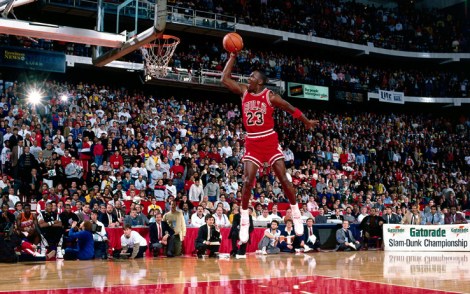 Michael Jordan, numero 23 dei Chicago Bulls, vola letteralmente a canestro nella sua schiacciata più famosa, quella dello Slam Dunk del Nba All Star Game del 6 febbraio 1988, che ovviamente vinse. (Photo Andrew D. Bernstein/NBAE/Getty Images)