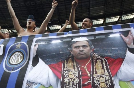 Uno striscione interista a Madrid, la sera della finale di Champions League 2010, rappresentante l'allora tecnico nerazzurro José Mourinho