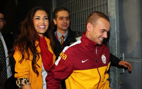 Yolanthe Cabau, sorridente, mano nella mano con Wesley Sneijder. Il trequartista olandese è passato dall'Inter al Galatasaray, sua moglie è stata protagonista della vicenda, commentando il tutto live su Twitter (Foto Kikapress.com)