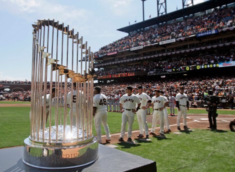 I San Francisco Giants fanno da sfondo al trofeo delle World Series, sono loro i campioni in carica (AP Photo/Marcio Jose Sanchez)