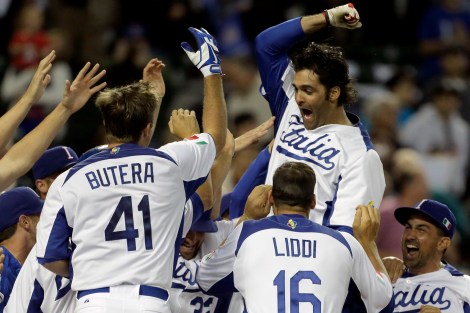 Mike Costanzo festeggia con i compagni di squadra la vittoria sul Canada (AP Photo/Charlie Riedel)