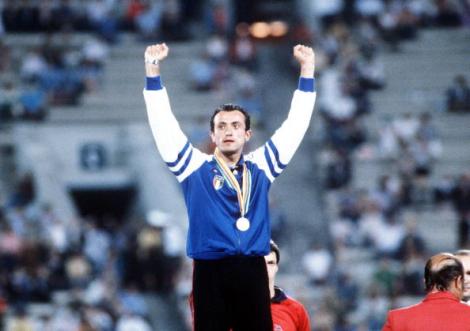 Pietro Mennea a Mosca celebra l'oro olimpico nei 200 metri (Photo Bob Thomas/Getty Images)