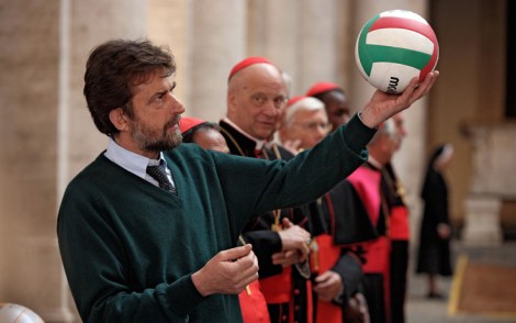 Nanni Moretti e i cardinali riuniti in conclave alle prese con la pallavolo, in una scena del film "Habemus Papam" (Foto Ansa - Philippe Antonello)