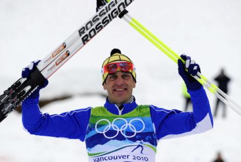 Pietro Piller Cottrer, sul podio, festeggia l'argento olimpico vinto il 15 febbraio 2010 a Vancouver nella 15 km a tecnica libera (Photo FRANCK FIFE/AFP/Getty Images)