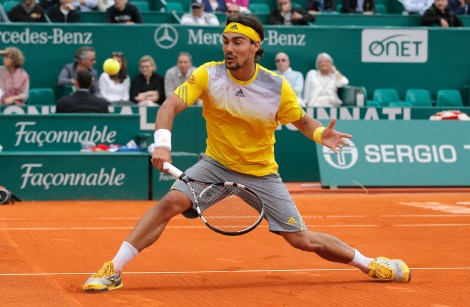 Fabio Fognini impegnato a giocare una volèe in allungo di rovescio durante il suo vittorioso incontro dei quarti di finale contro Richard Gasquet (AP Photo/Lionel Cironneau)