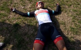 Cancellara a terra, sfinito, dopo la vittoria di ieri nella Parigi Roubaix (Photo dotcycle.it)