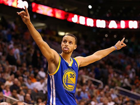 Stephen Curry esulta per il raggiungimento del record da 3 punti in una stagione nella gara di stanotte (Photo Christian Petersen- Getty Images)