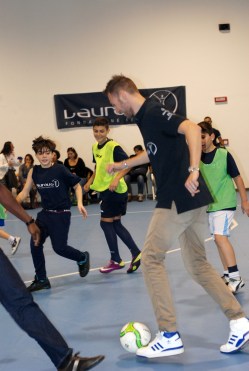 Mauro Sarmiento gioca a pallone con dei bambini a un evento benefico Laureus-Mercedes Benz (Photo maurosarmiento.it)
