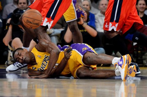 Metta World Peace, numero 15 dei Los Angeles Lakers, a terra dopo l'infortunio. Tempo previsto per il recupero: 6 settimane. Tornerà in campo in 12 giorni (Photo Usa Today Sports)