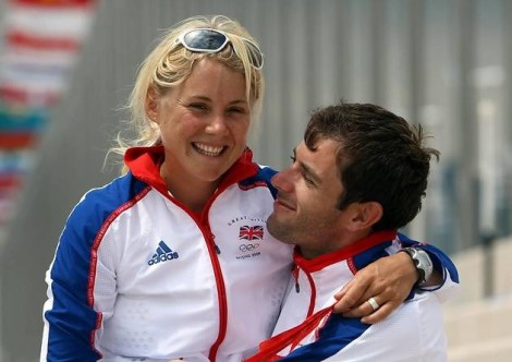 Sarah Ayton e Nick Dempsey, tristi protagonisti della vicenda, si abbracciano felici dopo l'oro di lei a Pechino 2008 (Photo Getty)