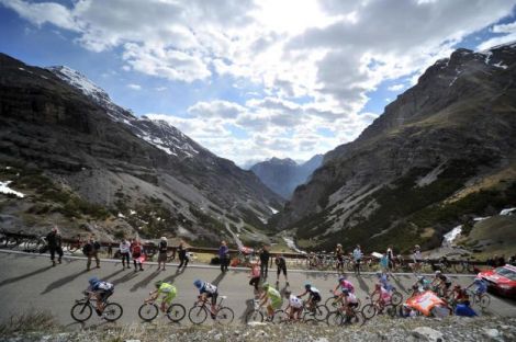 La carovana del Giro dello scorso anno. Anche nel 2013 la Corsa Rosa si avventura, come sempre, sulle Alpi.