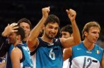 Papi festeggia la vittoria sulla Russia alle Olimpiadi di Atene 2004 (foto FIVB)