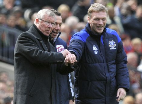 Alex Ferguson, "re" del Manchester United, scherza con David Moyes, futuro sostituto, in uno scatto del 22 aprile 2012. Siamo all'Old Trafford, futura casa di Moyes per 6 anni. (Foto AP/Martin Rickett)