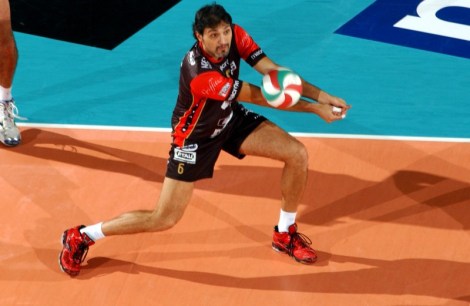 Samuele Papi impegnato in una ricezione laterale, tecnicamente perfetta.