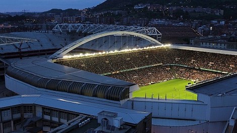 Il San Mamés illuminato per una gara e, in ombra sullo sfondo, il nuovo San Mamés che lo sta per sostituire (foto Juan Lazkano)