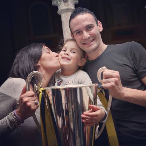 Sintini sorridente insieme alla sua famiglia e alla Coppa dello Scudetto 2012/2013 (foto Giacomo Sintini - pagina Facebook ufficiale)