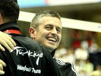 Chiappini, sorridente, abbraccia i componenti del suo staff con la nazionale turca (foto Federvolley Turchia)