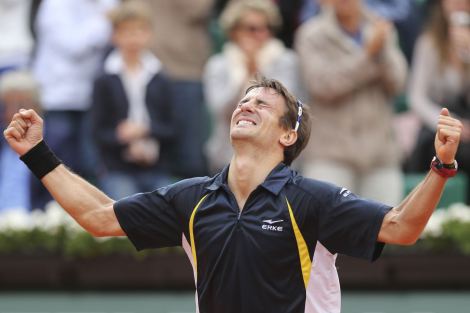 Robredo in lacrime: da 86 anni nessuno compiva tre rimonte del genere consecutivamente (AP Photo/Michel Euler)