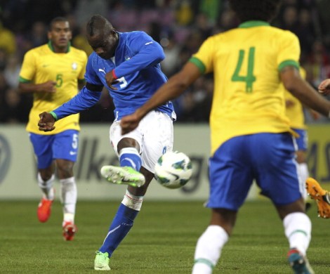 Mario Balotelli calcia il pallone che finirà in rete nell'amichevole del marzo scorso contro il Brasile. Gli azzurri giocheranno di nuovo contro i verdeoro il prossimo 22 giugno (Foto Sportlive.it)