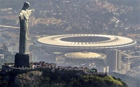 Il caratteristico Cristo del Corcovado di Rio de Janeiro e, sullo sfondo, il nuovo Stadio Maracanà (Foto Getty Images)