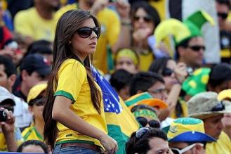 Una tifosa del Brasile sugli spalti: come sempre la torcida brasiliana sarà protagonista delle partite