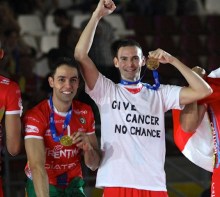 Sintini, con una maglia dedicata alla lotta al cancro, sul podio del Mondiale per Club insieme a Rapha