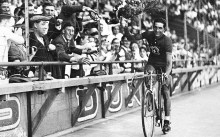 Gino Bartali festeggia la vittoria al Tour de France 1938, il primo dei suoi due successi alla Grande Boucle (foto Rex Features)