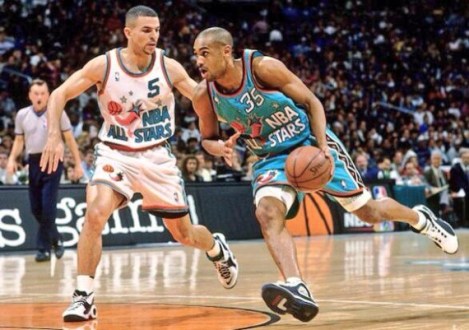 Jason Kidd, a sinistra, in marcatura su Grant Hill in uno dei tanti All Star Game in cui i due si sono sfidati. Solo una delle cose in comune tra loro (Photo RockEmApparel)