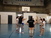 Alessandro Chiappini impegnato nella sessione di allenamento tecnico con l'under12-13 della Spoleto Academy Volley (foto Luca Cesaretti)