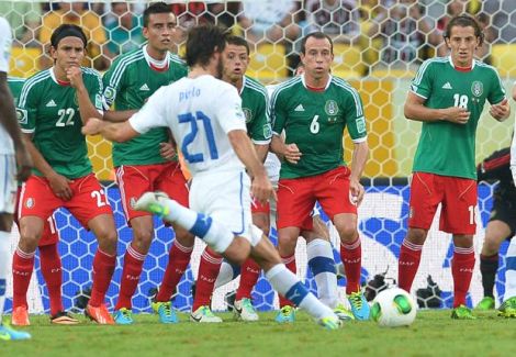 Andrea Pirlo sta per calciare la punizione che porta in vantaggio l'Italia contro il Messico. La barriera è schierata, ma sarà inutile. Gol. (Foto Getty Images)