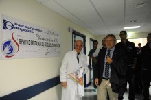 Il prof. Falini con una donazione dell'Associazione Giacomo Sintini