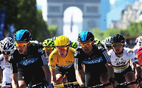 Bradley Wiggins, vincitore del Tour 2012, circondato dai suoi compagni del Team Sky in trionfo sugli Champs Elysees. Chi vincerà quest'anno?