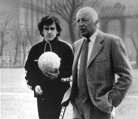 Il duo Michel Platini - Gianni Agnelli a un allenamento della Juventus. La coppia è stata simbolo della Juve negli anni '80
