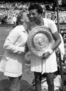 Althea Gibson con la finalista sconfitta, Darlene Hard, dopo aver vinto il titolo di Wimbledon nel 1957 (foto NBCSports)